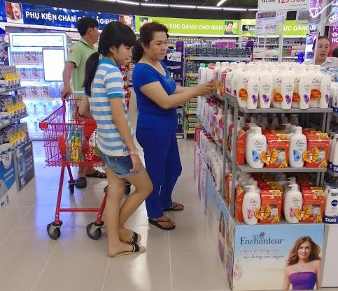 Lotte Mart Vũng Tàu tại góc đường 3/2 và Thi Sách, phường 8, thành phố Vũng Tàu, tỉnh Bà Rịa - Vũng Tàu. Lotte Mart Vũng Tàu tại góc đường 3/2 và Thi Sách, phường 8, thành phố Vũng Tàu, tỉnh Bà Rịa - Vũng Tàu.  Lotte Mart Vũng Tàu có diện tích hơn 30.000 m2 với diện tích siêu thị tự chọn 23.000 m2, tổng vốn đầu tư 620 tỉ đồng (29 triệu USD), ước tính doanh thu 55 tỉ đồng/tháng (2,57 triệu USD/ tháng), bãi đậu xe rộng với mái che có sức chứa hơn 1.600 chiếc xe mô tô (cả bãi xe tầng hầm). Lotte Mart Vũng Tàu nằm ngay cửa ngỏ thành phố Vũng Tàu được Tập đoàn Lotte đánh giá như là một biểu tượng chào đón quý khách đến với Vũng Tàu nói chung và khách tham quan mua sắm nói riêng.  Ngoài siêu thị tự chọn, trung tâm thương mại còn có các cửa hàng nổi tiếng như: Lotteria, KFC, BreadTalk, Mochido, Ninomaxx, The Blues, Diamond World, PNJ, SJC… Các nhà hàng thức ăn nhanh được bố trí tại tầng 1, khu vui chơi giải trí với nhiều trò chơi mới lạ được phục vụ tại tầng 3. Tại trung tâm còn có rạp chiếu phim phục vụ các bạn yêu điện ảnh.  Nhân dịp khai trương, Lotte Mart Vũng Tàu tổ chức rút thăm trúng thưởng cho người tiêu dùng có hóa đơn từ 300.000 đồng trở lên với tổng trị giá 248 triệu đồng gồm 4 giải kim cương (24 triệu đồng/giải), 4 giải vàng (12 triệu đồng/giải), 4 giải bạc (6 triệu đồng/giải), 40 giải đồng (2 triệu đồng/giải).  Bà Trần Huỳnh Nhật Thương, đại diện Lotte Mart cho biết: “Từ ngày 1/12-4/12/2014, người tiêu dùng có thẻ hội viên của Lotte Mart với hóa đơn 400.000 đồng sẽ được mua các sản phẩm giá sốc như dầu ăn Meizan giá 27.500 đồng giảm còn 10.000 đồng/chai 1 lít, trứng gà giá 15.000 đồng giảm còn 5.000 đồng/lốc 6 trứng, mì Hảo Hảo 87.000 đồng giảm còn 50.000 đồng/thùng”.   Bà Thương còn cho biết: “Từ 16-20h ngày 27/11-7/12/2014, siêu thị tổ chức ‘uống bia thả ga - rinh quà thật đã’. Mua sản phẩm từ các nhãn hàng của Unilever, Kotex, Diana… khách hàng được tặng hộp đựng thức ăn, chén, dĩa thủy tinh, váy dạo phố. Thưởng thức thực phẩm tự chọn và nhận sushi miễn phí vào các ngày 28/11-30/11 và 5/12-7/12”.  Người tiêu dùng đang mua sắm tại Lotte Mart Vũng Tàu Người tiêu dùng đang mua sắm tại Lotte Mart Vũng Tàu  * Có mặt tại Việt Nam từ năm 2008, Lotte Mart định hướng trở thành nhà bán lẻ hàng đầu Việt Nam với mục tiêu sở hữu 60 trung tâm thương mại trên cả nước vào năm 2020. Đến nay, hệ thống này có 9 trung tâm tại Q.11, Q.7 (TP.HCM), Biên Hòa (Đồng Nai), Q.Hải Châu (Đà Nẵng), TX.Thuận An (Bình Dương), TP.Phan Thiết (Bình Thuận), Đống Đa (Hà Nội), TP.Vũng Tàu (Bà Rịa - Vũng Tàu). Dự kiến, đến cuối năm, Lotte Mart khai trương trung tâm thứ 10 tại Q.Tân Bình (TP.HCM).  Thu Thủy (BVPL)