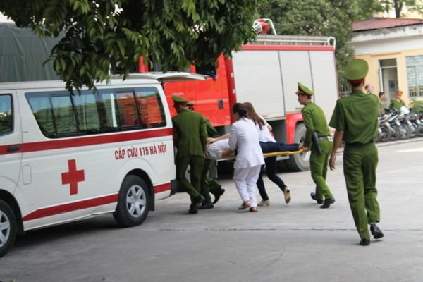Phúc thẩm vụ Nguyễn Đức Kiên: Một người ngất xỉu được đưa đi cấp cứu tại bệnh viện