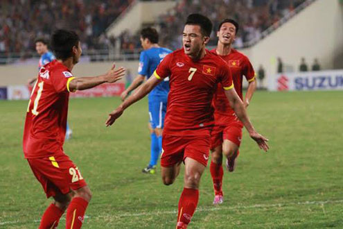 Thắng Philippines 3 - 1, Việt Nam giành ngôi đầu bảng