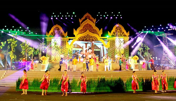 Sân khấu hóa được dàn dựng mang đậm bả sắc của đồng bào Khmer Nam Bộ