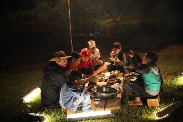 Ấm áp bữa cơm tối trên đỉnh Lang - Biang Đà Lạt của 4 gia đình 