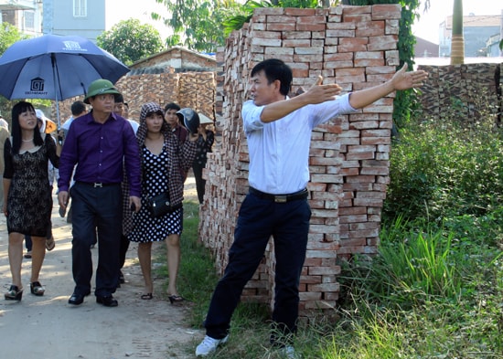 Vụ “đường cong dát vàng”: Chủ tịch quận xuống tận nơi khảo sát vẫn khẳng định đường thẳng