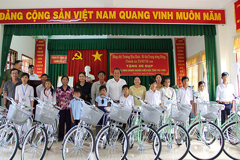 Bí thư Trung ương Đảng, Chánh án TANDTC Trương Hòa Bình tặng xe đạp cho học sinh dân tộc Khmer