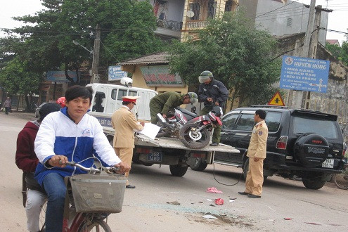 Thanh Hóa: Xe máy đấu ô tô, một người nguy kịch