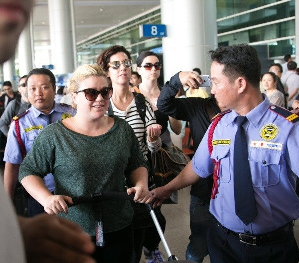 Kelly Clarkson giản dị có mặt sớm tại Việt Nam