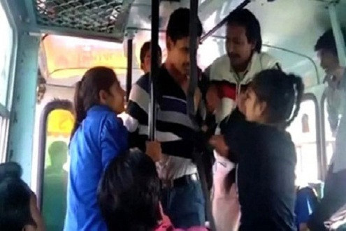 Ba tên “yêu râu xanh” bị nạn nhân đánh tơi bời trên xe buýt
