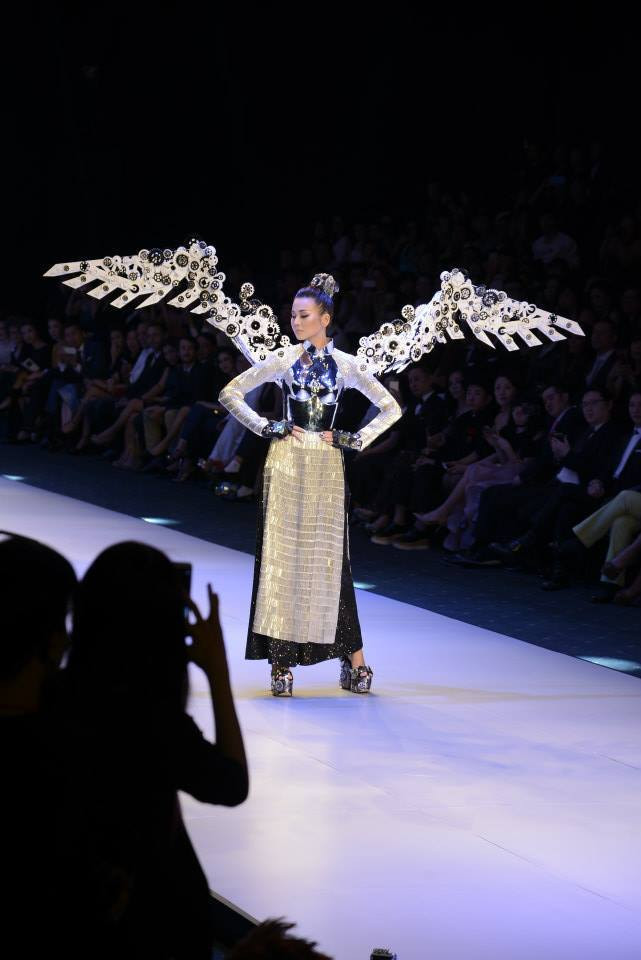 Sơn Tùng M-TP xuất hiện sau bão scandal tại Vietnam International Fashion Week