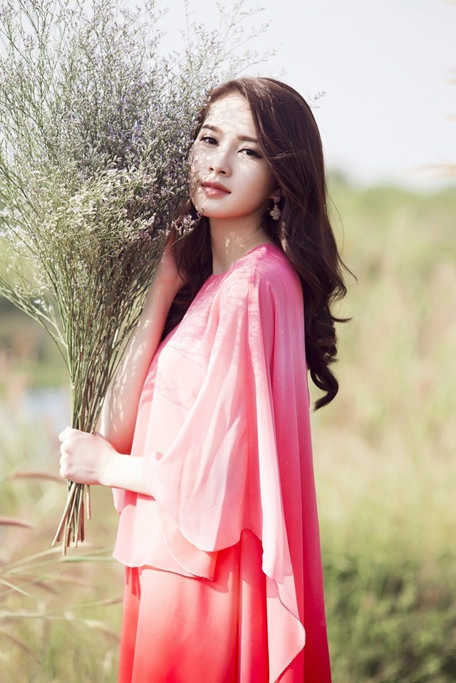 Hoa hậu Việt Nam Đặng Thu Thảo ngọt ngào trong BST mới nhất của NTK Lê Thanh Hòa