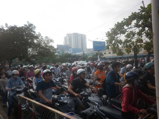 Hàng ngàn người đổ về ga Sài Gòn mua vé tàu tết