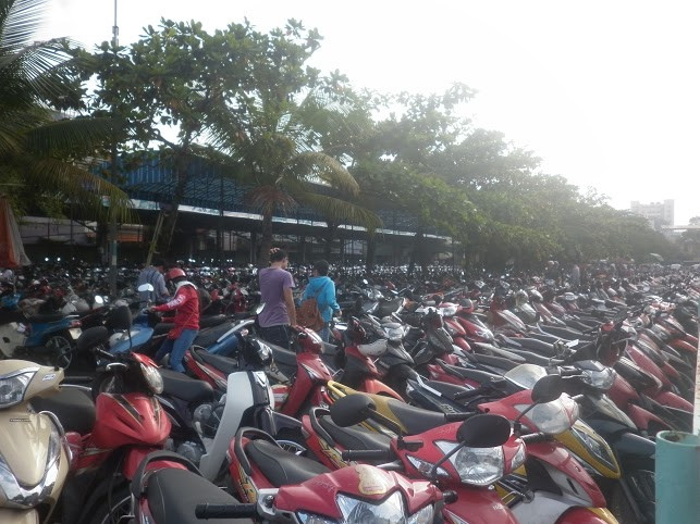 Hàng ngàn người đổ về ga Sài Gòn mua vé tàu tết