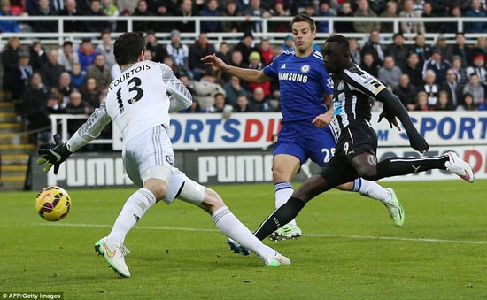 Chelsea sẩy chân trên sân St James Park