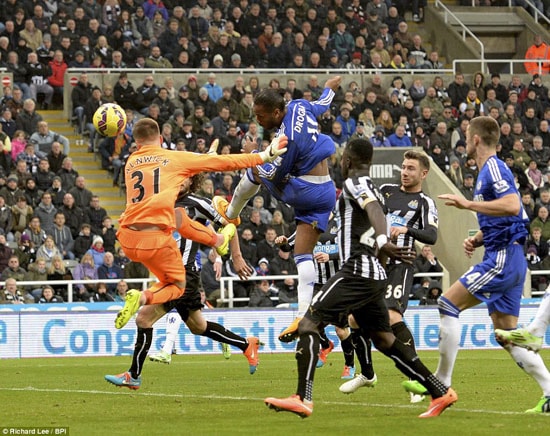 Chelsea sẩy chân trên sân St James Park