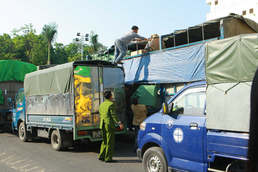 Liên tiếp bắt giữ 9 xe tải vận chuyển hơn 40 tấn hàng lậu