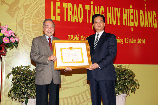Trao tặng Huy hiệu 55 tuổi đảng cho nguyên Thủ tướng Phan Văn Khải 