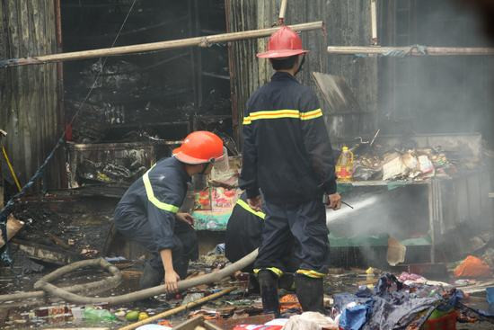 Cận cảnh hiện trường đám cháy thiêu rụi chợ Nhật Tân