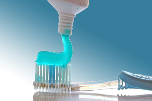10 thành phần độc hại trong kem đánh răng