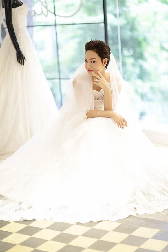 Bộ ảnh cưới rõ mặt chồng của siêu mẫu Thanh Hằng