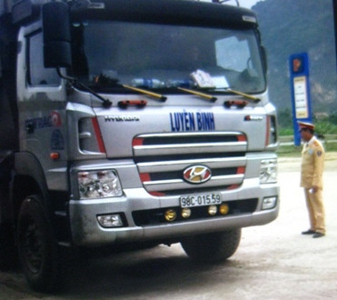 Thanh Hóa: Xử lý đoàn xe chở quặng quá tải trên đường HCM