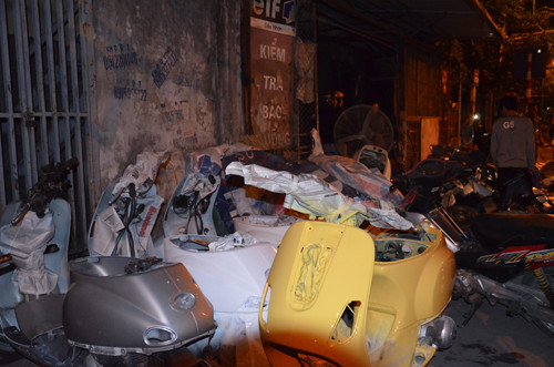 Hà Nội: Xưởng sửa xe máy bùng cháy trong đêm