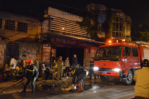 Hà Nội: Xưởng sửa xe máy bùng cháy trong đêm
