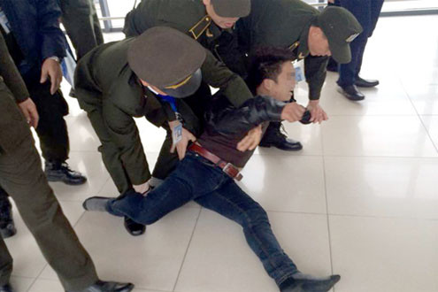 Thanh niên ngáo đá gây rối tại sân bay Nội Bài