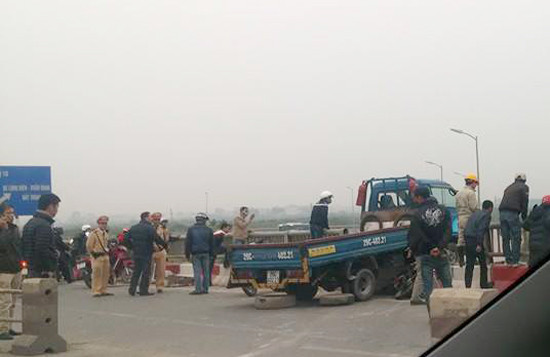 Người điều khiển xe máy bị xe tải húc bay khỏi cầu Thanh Trì