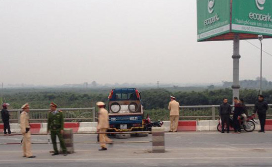 Người điều khiển xe máy bị xe tải húc bay khỏi cầu Thanh Trì