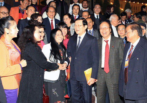 Chủ tịch nước gặp mặt các nghệ sĩ sân khấu Việt Nam      