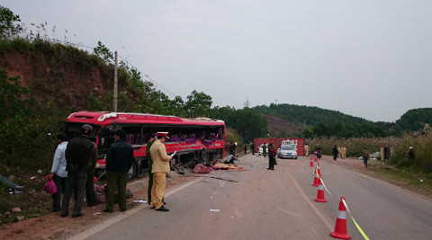 Quảng Ninh: Container đâm xe khách, hơn chục người thương vong