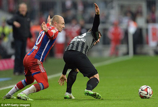 Arjen Robben ghi bàn thắng thứ 100, Bayern Munich thắng Freiburg 2-0