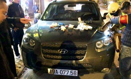 Hà Nội: Mua hàng cấm bị 141 tóm gọn do không bật đèn chiếu sáng ô tô