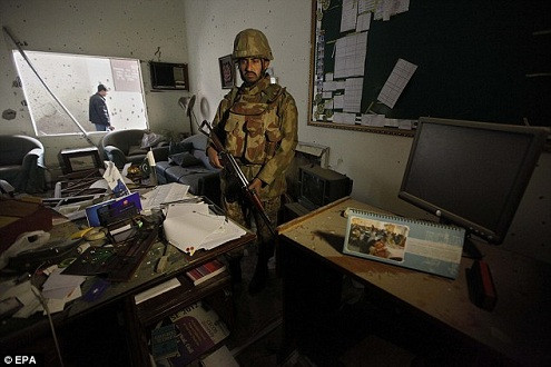 Những hình ảnh rùng mình về vụ tấn công trường học tại Pakistan