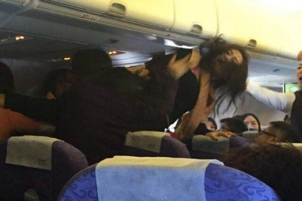 Bốn nữ hành khách Trung Quốc đánh chửi nhau trên máy bay
