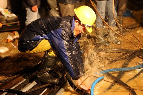Những hình ảnh xúc động trong công tác cứu hộ vụ sập hầm thủy điện