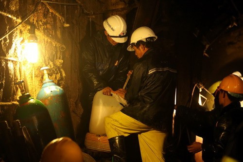Những hình ảnh xúc động trong công tác cứu hộ vụ sập hầm thủy điện