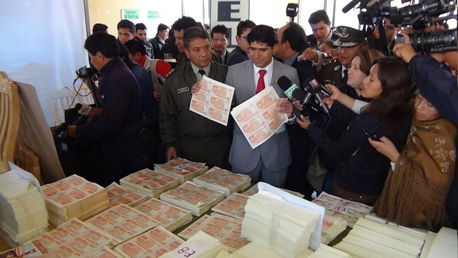 Bolivia: Cảnh sát triệt phá đường dây làm tiền giả tịch thu hơn 144.000 USD