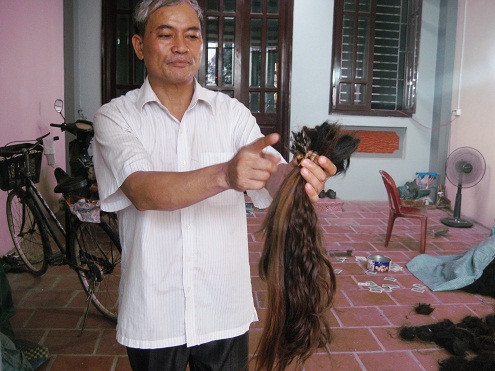 Vui buồn nghề giũ tóc kiếm cơm