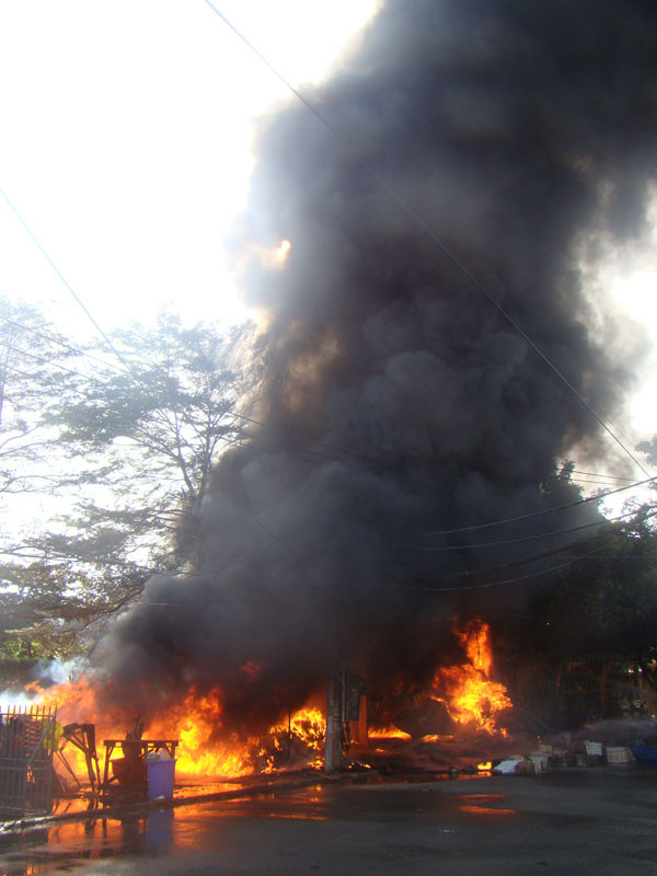 Cháy kho phế liệu gần trường ĐH Đồng Nai, sinh viên chạy tán loạn