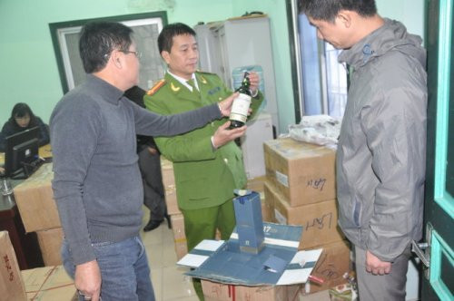 Bắt giữ số lượng lớn rượu lậu tại ga Hà Nội