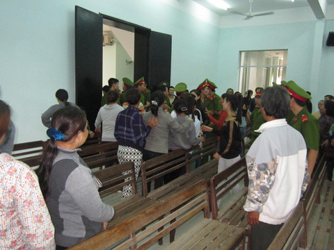 Vụ đánh chết người tại Cam Ranh: Tòa hoãn xử, hai bên gia đình xông vào hỗn chiến