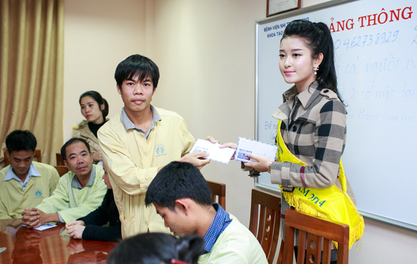 Sao Việt làm từ thiện dịp cuối năm