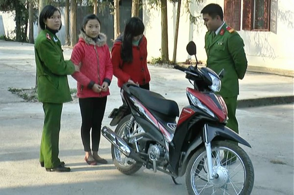 Hai nữ sinh THPT trộm xe máy, bán lấy tiền đền Iphone