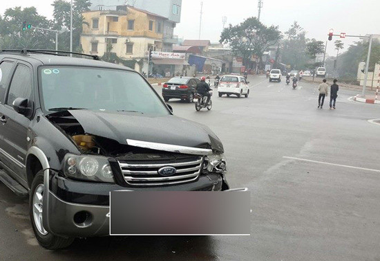 Hà Nội: Siêu xe vượt đèn đỏ bị húc bay ra lề đường