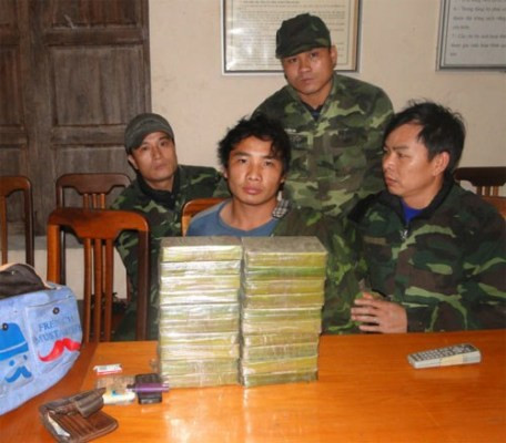 Triệt phá đường dây vận chuyển 20 bánh heroin từ Lào về Việt Nam