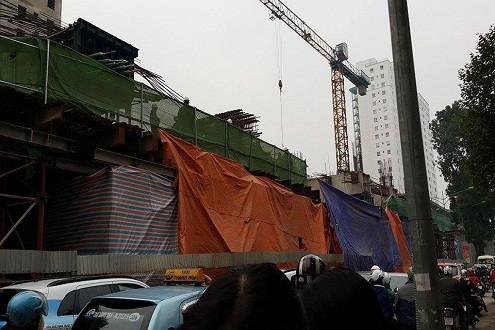 Dự án đường sắt trên cao Cát Linh-Hà Đông: Dầm sắt lại rơi, đè bẹp taxi