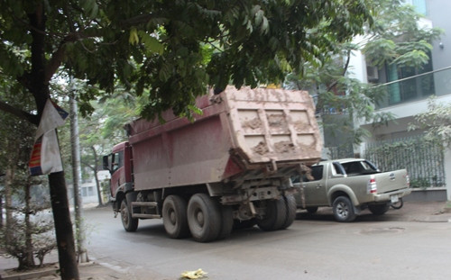 Hà Nội: Dân kêu trời vì xe chở vật liệu xây dựng chạy suốt ngày đêm