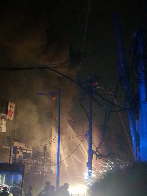 Cháy dữ dội tại nhiều căn nhà giữa trung tâm TP.HCM