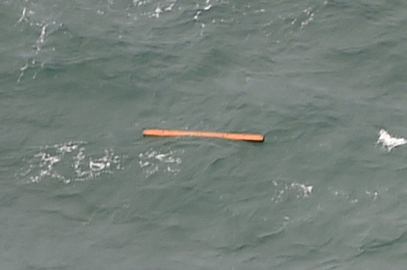 Thợ lặn đang tìm kiếm QZ8501, nhiều thi thể đã được tìm thấy