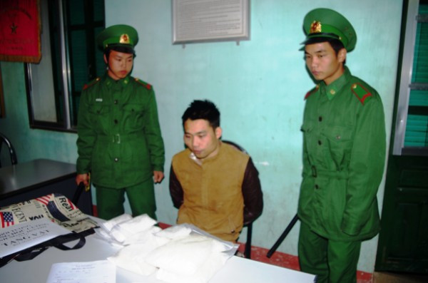 Bắt 9X người Trung Quốc mang 4kg ma túy đá vào Việt Nam