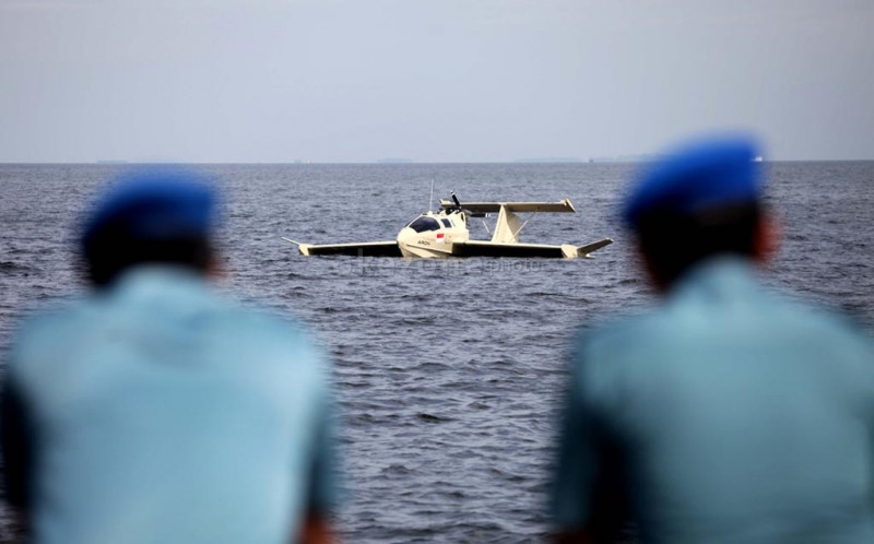 Thợ lặn đang tìm kiếm QZ8501, nhiều thi thể đã được tìm thấy